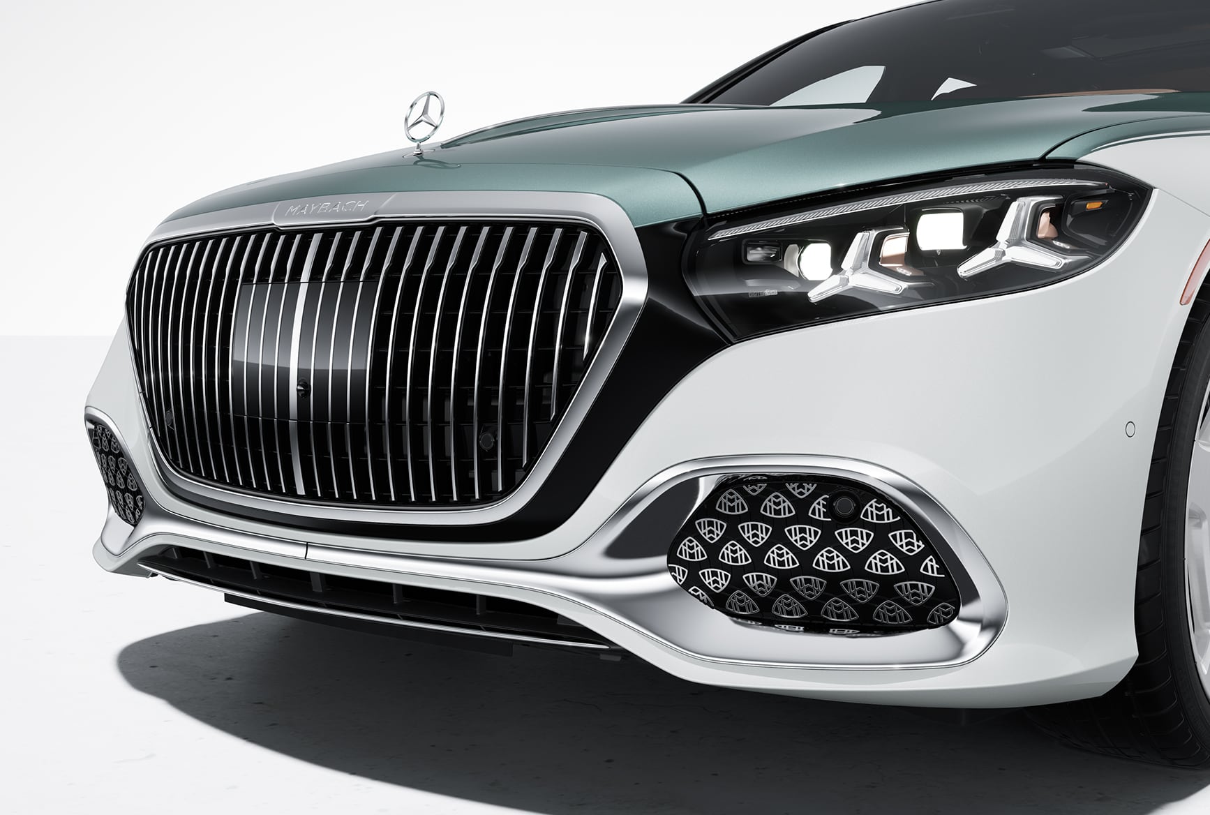 Front grille and headlight of the 2027 Mercedes-Maybach S-Class ultra-luxury sedan.