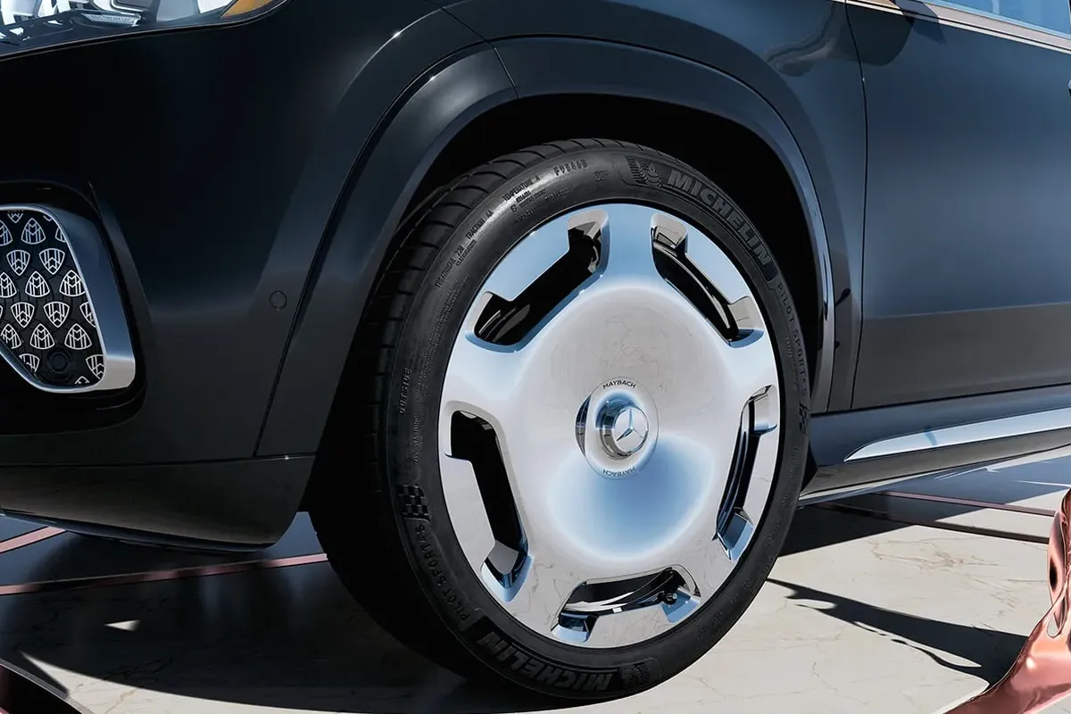 Mercedes-Maybach GLS active suspension and wheel detail