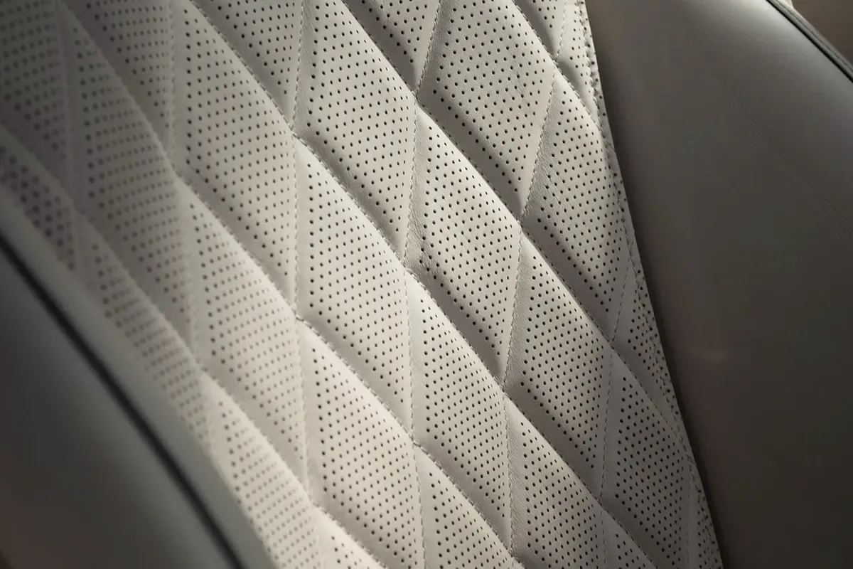 Alt: Detail of the premium leather seat stitching in the Mercedes-Benz S-Class, emphasizing craftsmanship and comfort.